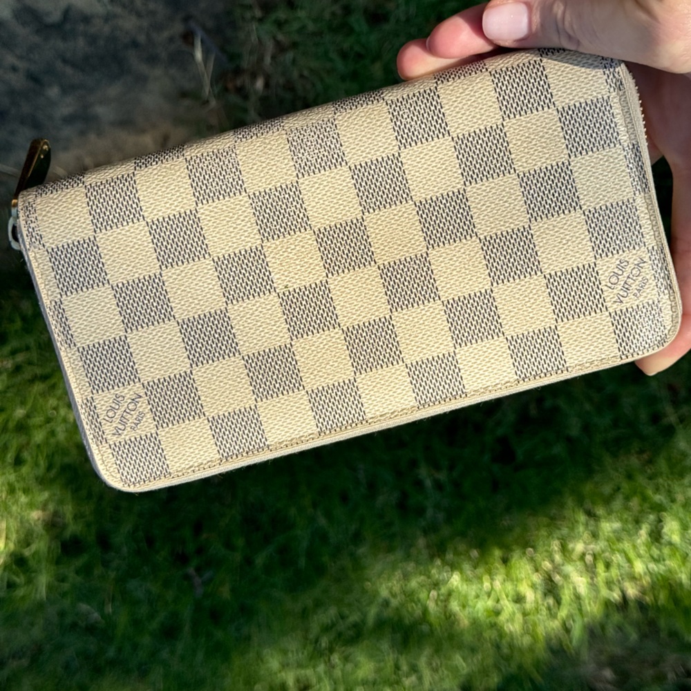 Louis Vuitton Damier Azur Zippy
Zip Around Long Wallet Purse
White